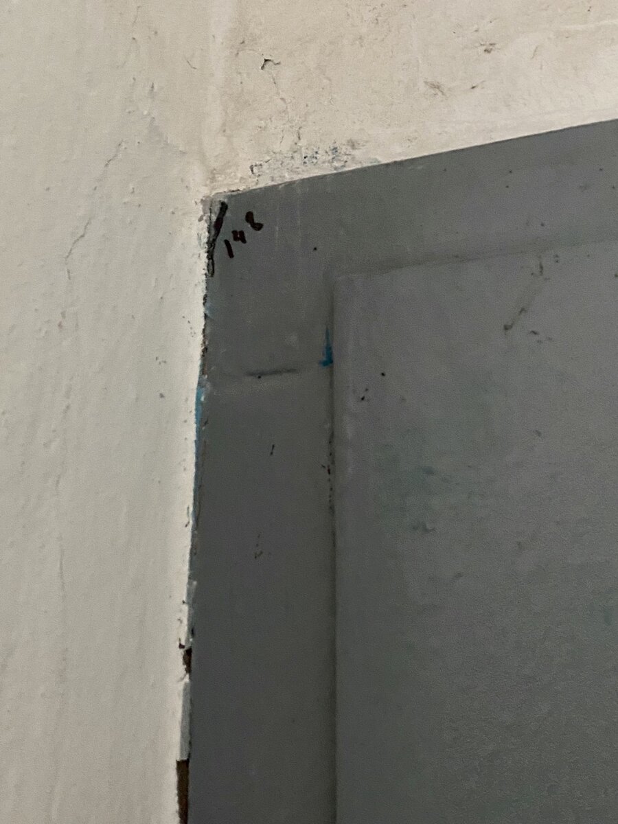 В углу почти незаметная надпись