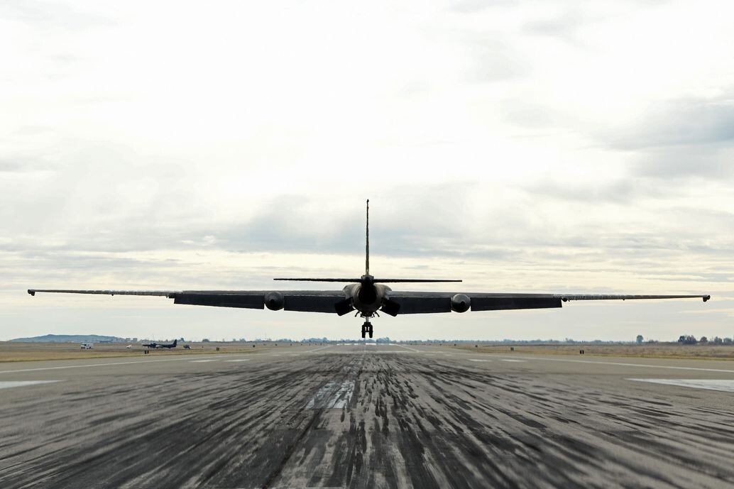 Самолеты-шпионы U-2 известны тем, что их трудно посадить—у них есть шасси в конфигурации "велосипед", в отличие от более стабильной установки "трицикл", которую делают коммерческие самолеты.Луис А. Руис-Васкес / ВВС США