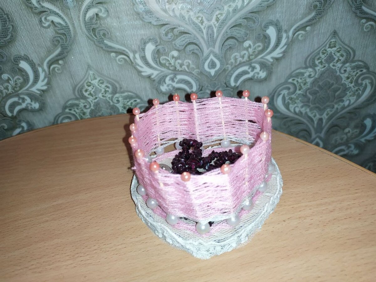 Плетеная шкатулка в форме сердца - и романтично, и нарядно и свидетельство нежных чувств к тому, кому вы ее подарите.