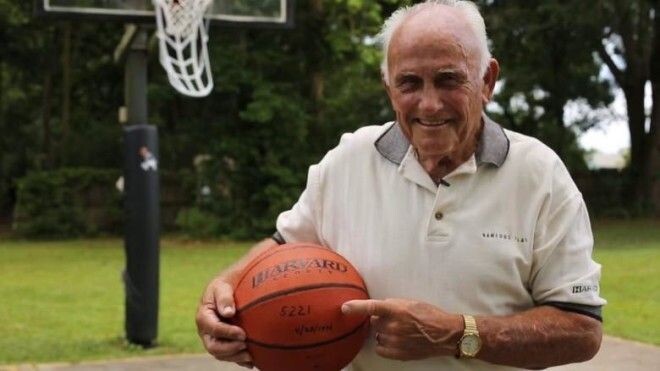 13. Тед Мартин установил мировой рекорд, забросив подряд 5 221 штрафной баскетбольный бросок

Тэд Мартин выполнил наибольшее число удачных бросков со штрафной линии подряд (5221) в Джэксонвилле (штат Флорида, США) 28 апреля 1996 года. Несмотря на установленный рекорд, Тед не играл в баскетбол даже в школе.