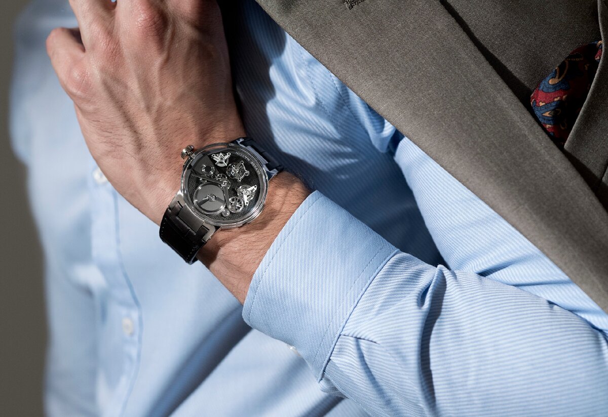 Ulysse Nardin Executive Skeleton Tourbillon. На какой руке носят часы мужчины. На какую руку одевают часы мужчины по этикету. Фото высокого разрешения рука мужчины со стильными часами.