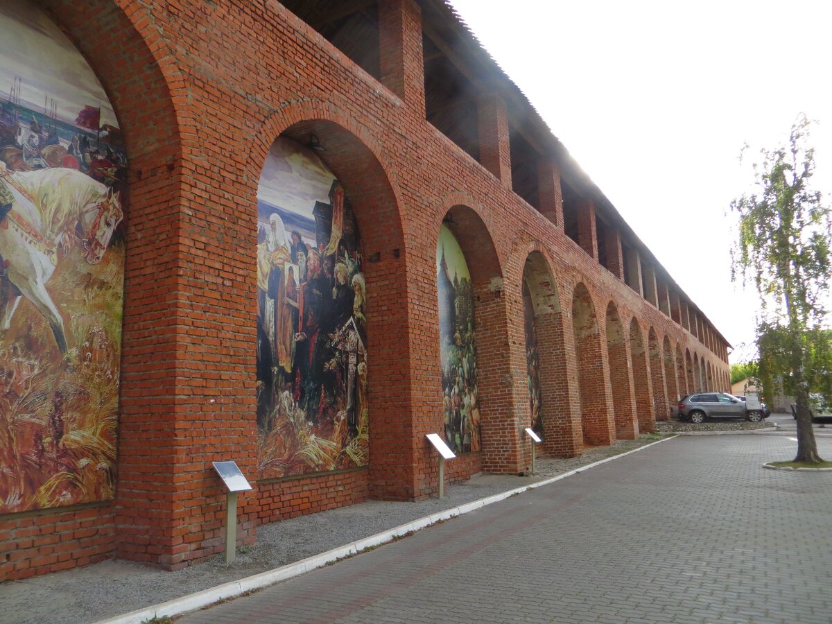 Во внутренних проемах стены картины по истории Коломны от местного художника А.М.Солодкова