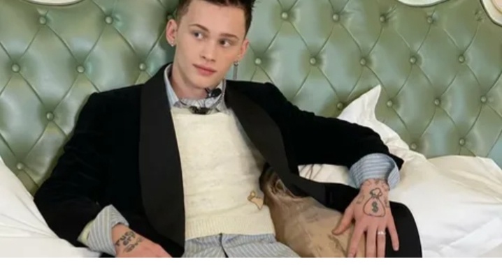 19-летний тиктокер строит карьеру певца и покоряет публику забавными видео