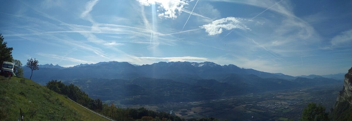 Вот так выглядит небо на Францией - реактивный час-пик. Вид с плато на долину. (фото автора)