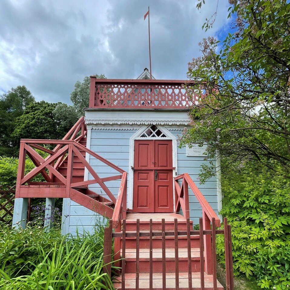 Сам писатель остался не совсем доволен получившимся строением