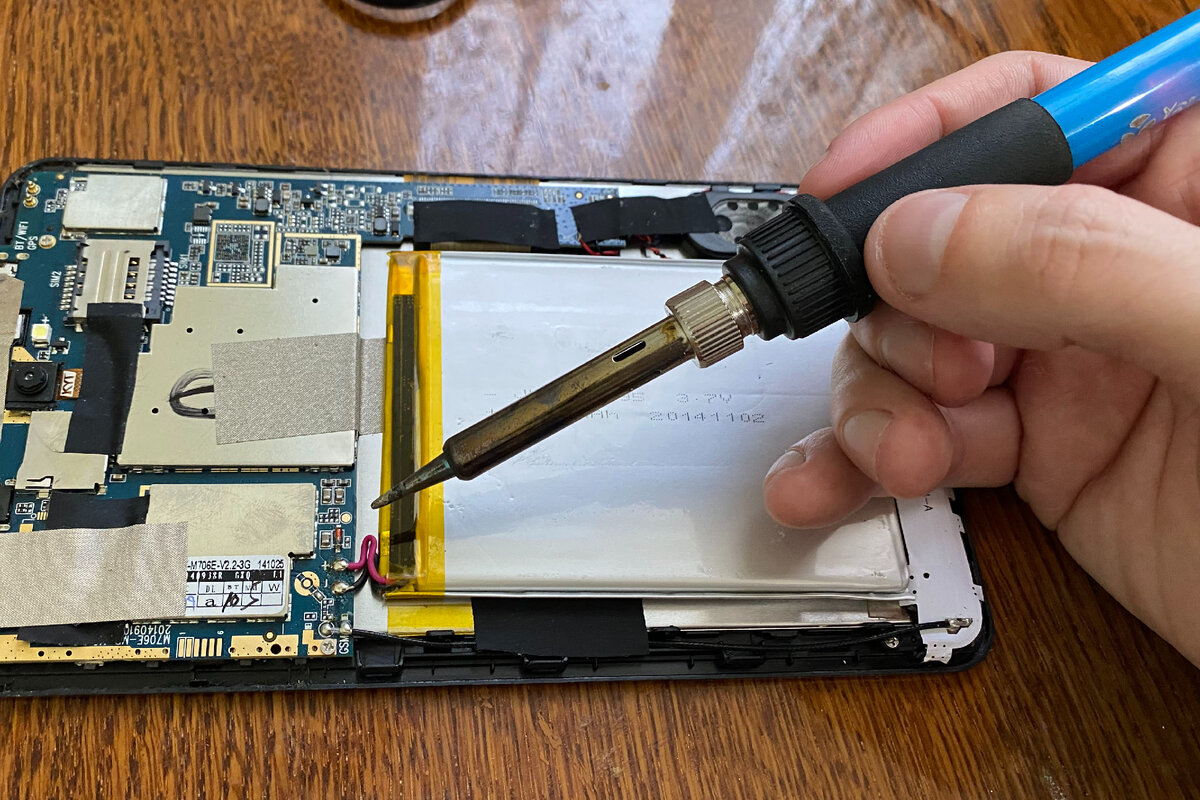 Первым делом снял крышку и отпаял провода аккумулятора от платы.