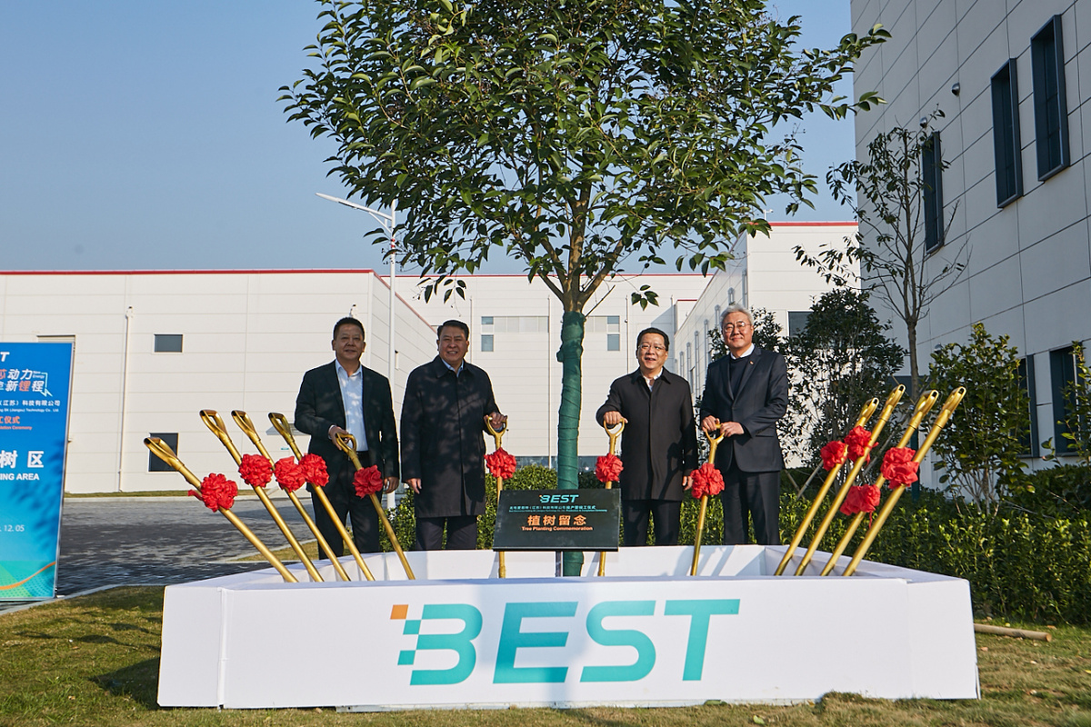 На  этой фотографии, предоставленной SK Innovation Co., показаны  официальные лица SK Innovation, Beijing Automotive Group и Beijing  Electronics на церемонии завершения строительства совместного  предприятия BEST по производству аккумуляторных элементов для  электромобилей в Чанчжоу, Китай, 5 декабря 2019 г. (SK Innovation)
