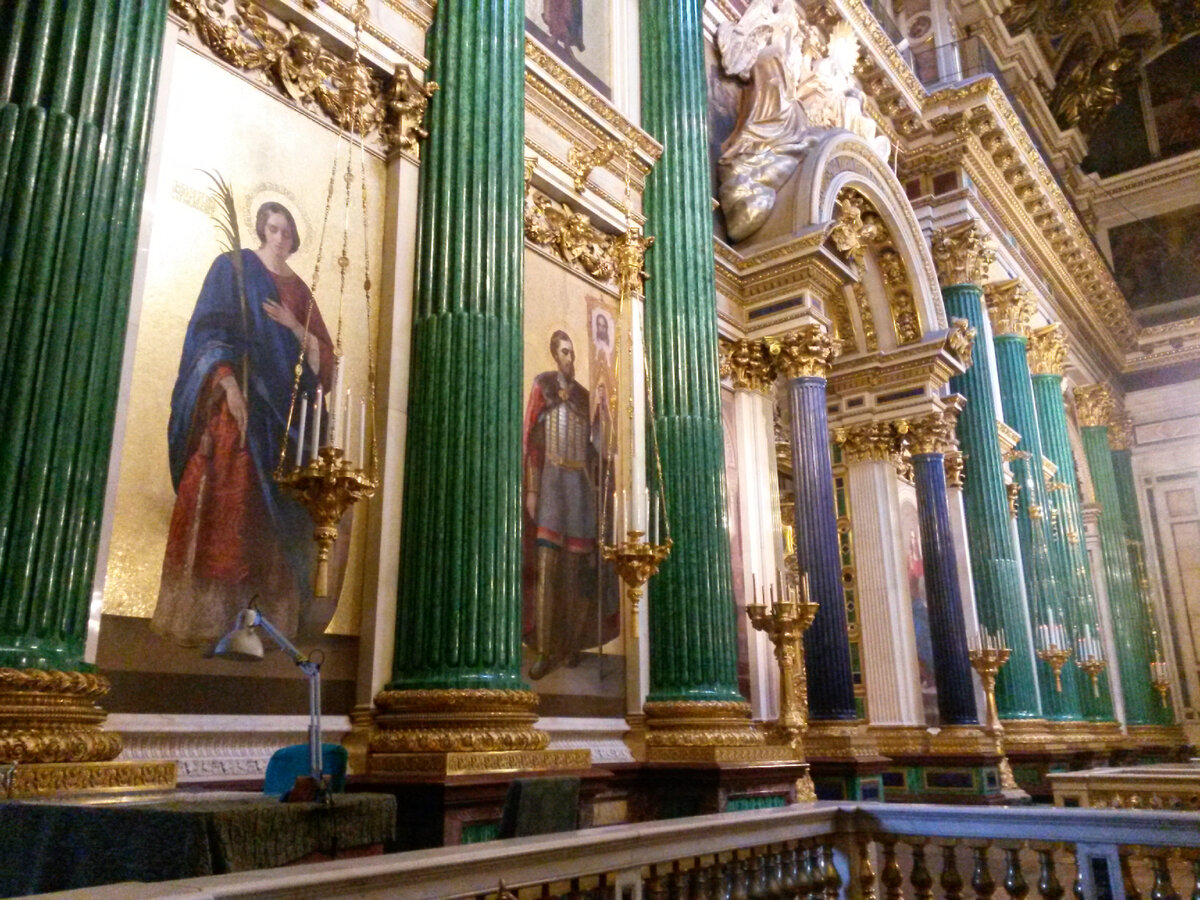 Колонны Собора из зеленого малахита, и синего лазурита.