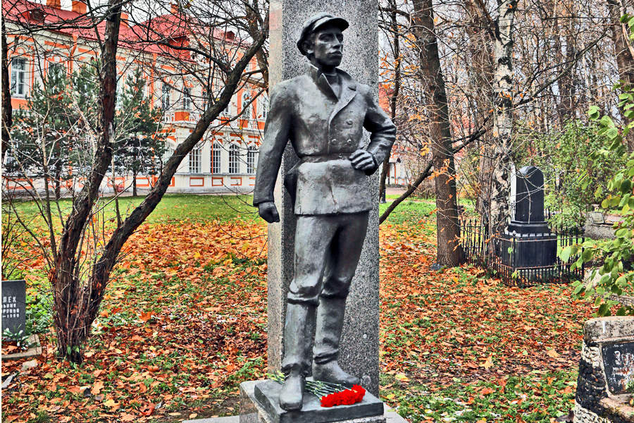 Памятник Ивану Канкину в Александро-Невской лавре в Петербурге. Фото:  «СПб ведомости».
