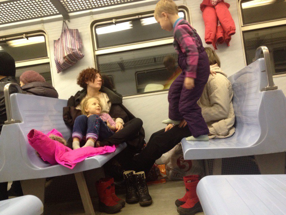 Нагло мамашу. Поезда для детей. Дети в электричке. Мама с ребенком в поезде. Мать с ребенком в метро.