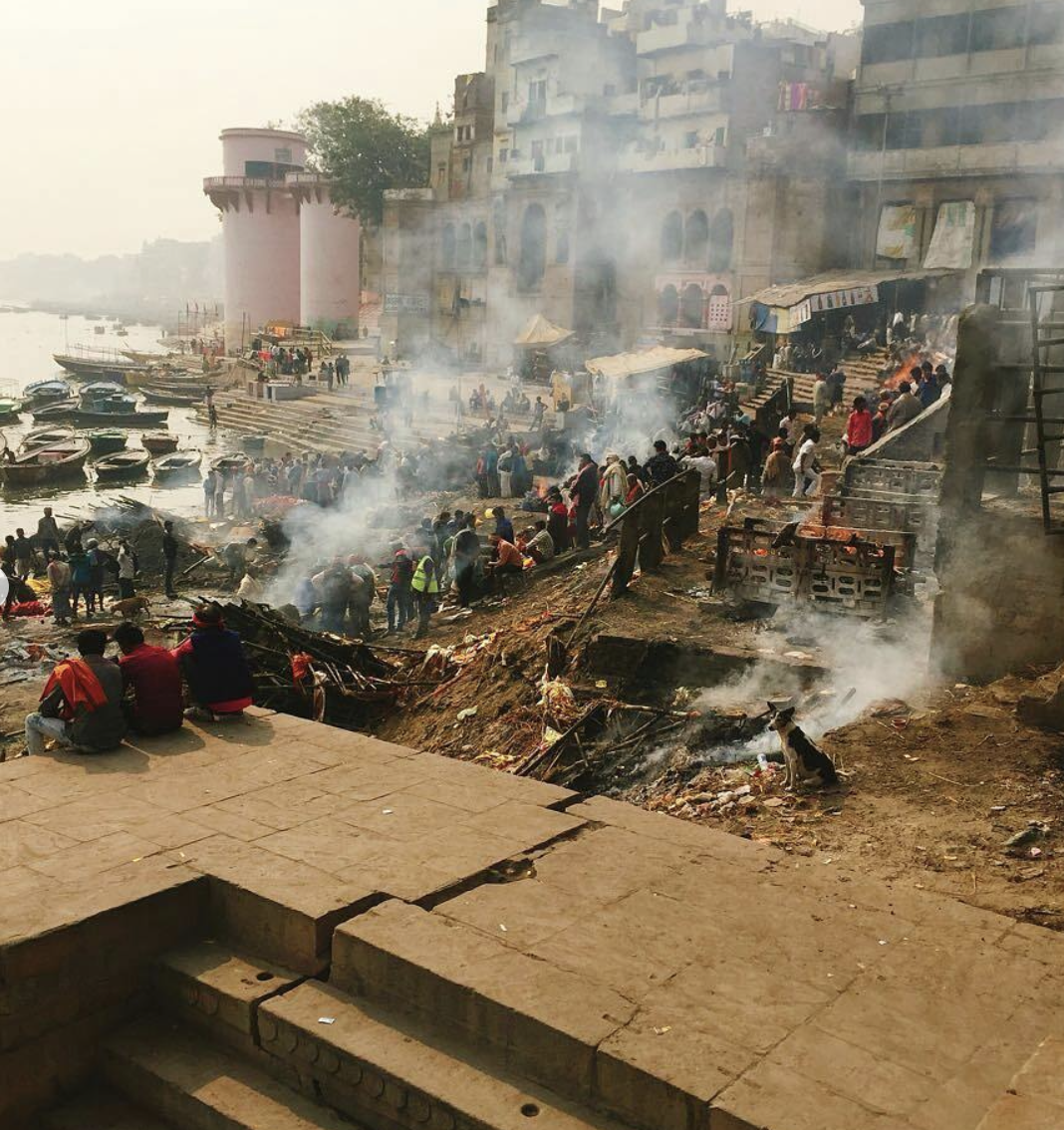 Индия, Варанаси 2017 год. Церемония кремации на реке Ганга. 
