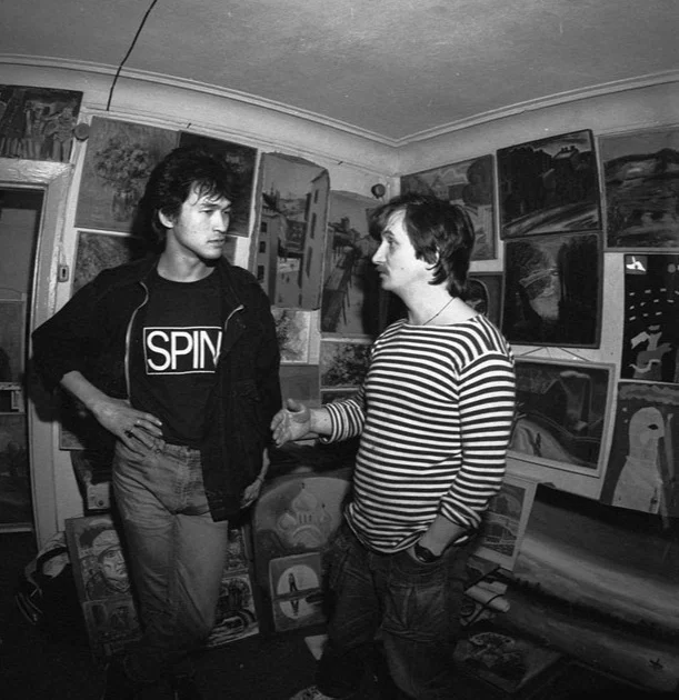 Виктор Цой и Виктор Тихомиров в мастерской у последнего. 1987 год. Фото: В. Немтинов.