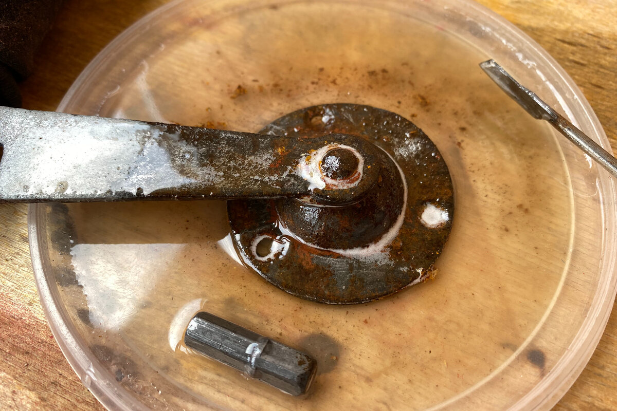 Нашел средство для удаления и защиты от ржавчины. Легко очистил им ...