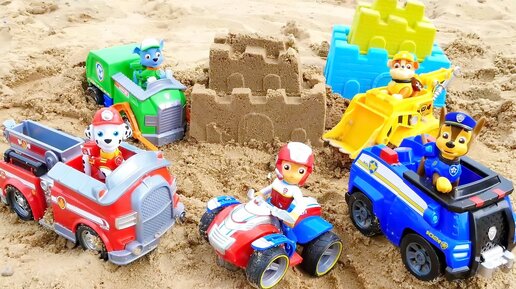 Щенячий Патруль. Строим крепость на пляже / Paw Patrol Toys  playing  on the beach