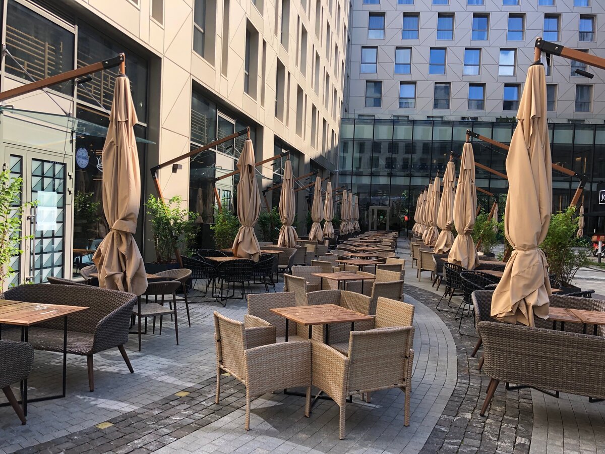 Открытая веранда и фуд-корт внутри апарт-отеля YE'S Marata