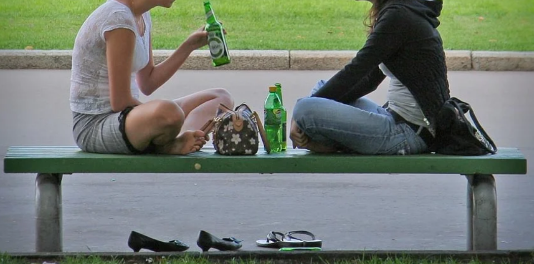 Группа сентябрь женщина курит на лавочке. Пиво на лавочке. Девушка с пивом на лавочке. Девушка на скамейке. Девушки пьют пиво на лавочке.