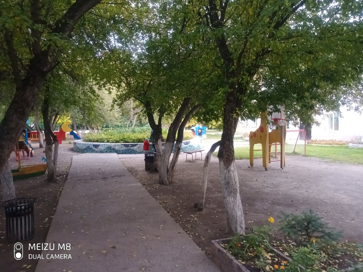 Территория среднестатистического детского сада. Личное фото автора.