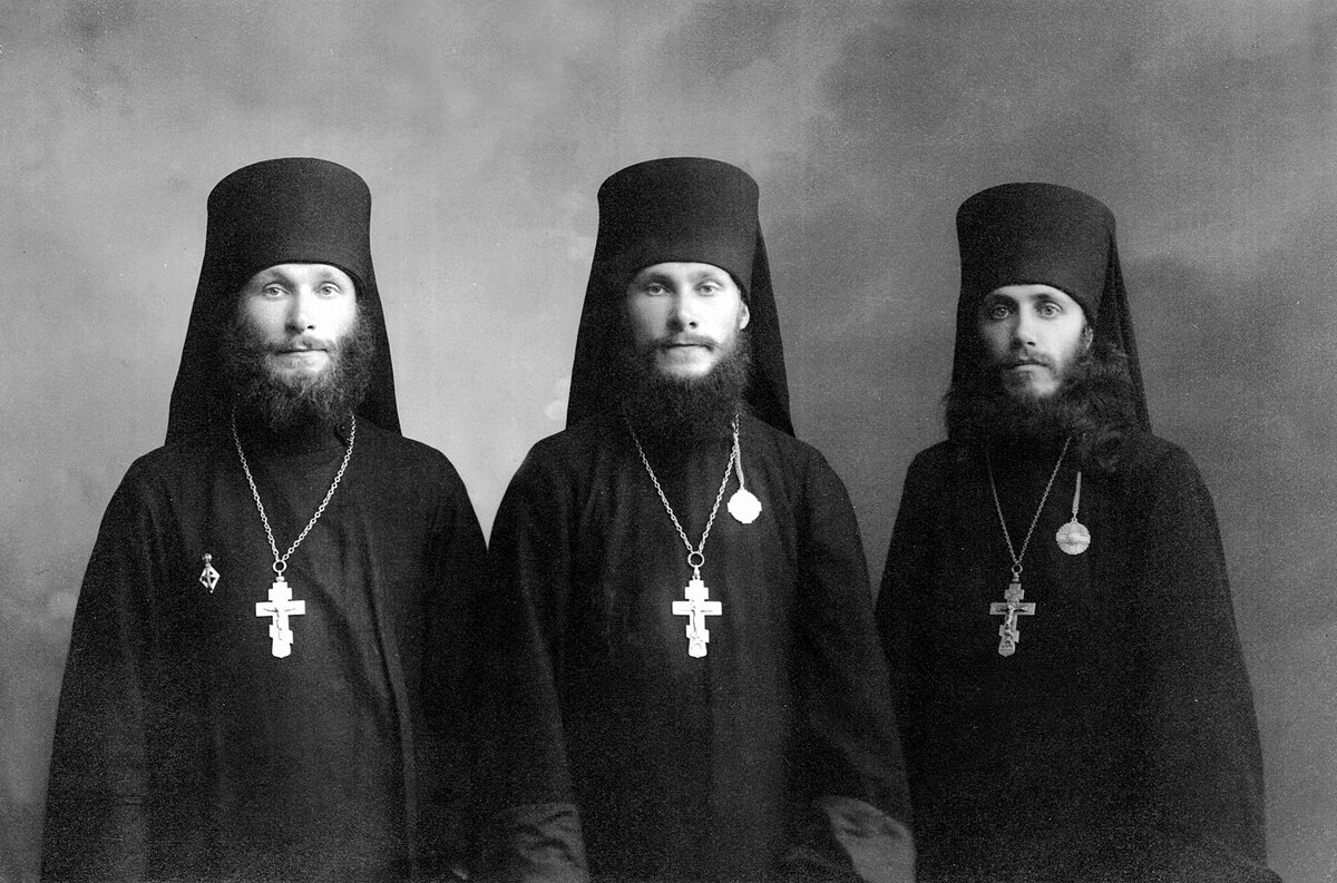 Руководители Александр-Невского братства. Слева направо: иеромонахи Лев и Гурий (Егоровы), иеромонах Иннокентий (Тихонов).