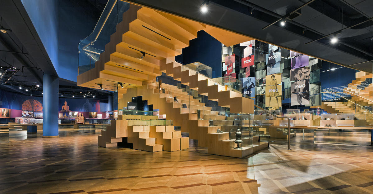 В больших зала музея Bata Shoe Museum хранится обувь со всего света