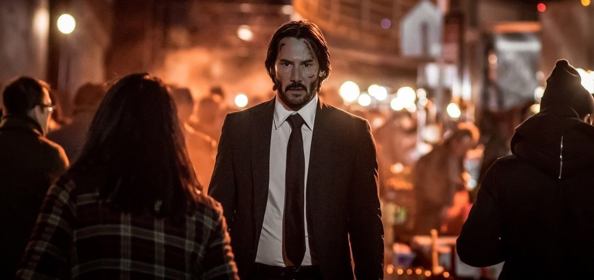 Чтоб сберечь костюм Джон отбивается лицом. Сам не понимает почему судя по глазам.