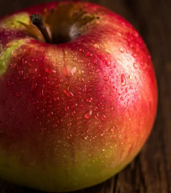 У яблок достаточно невысокая калорийность, если употреблять их в свежем и запечённом виде — 47 и 66 ккал в 100 г соотвественно.