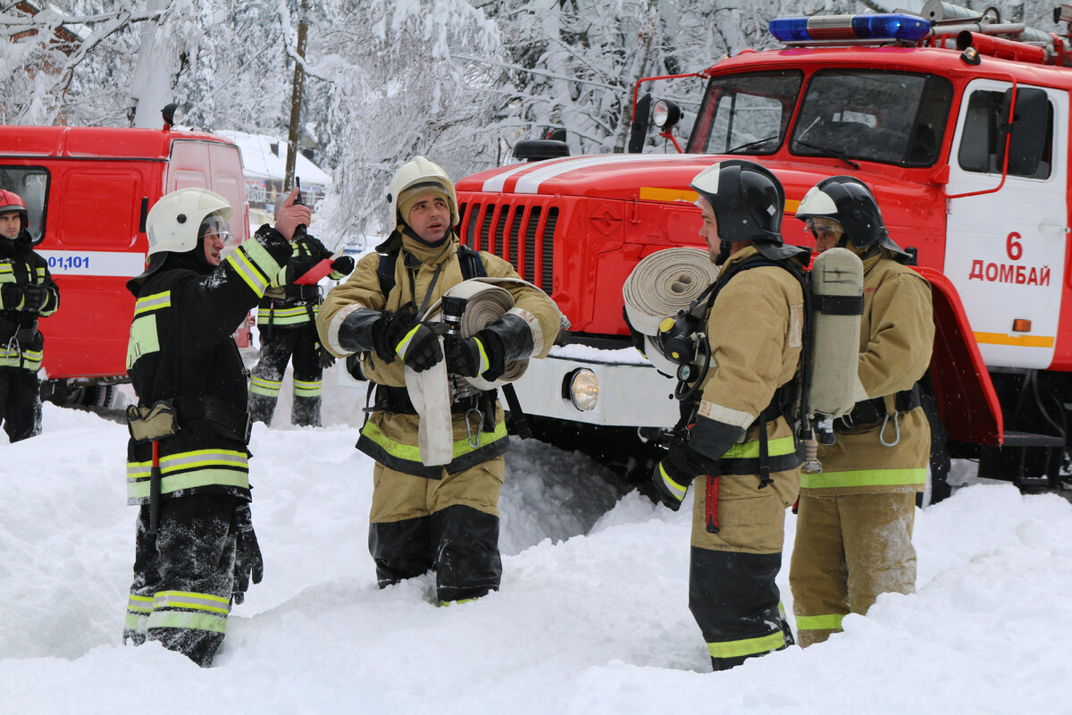 Пожарные пос. Пожарная часть Домбай. Спасательная служба Домбай начальник. МЧС пожарная часть в Домбае фото. МЧС России по КЧР.