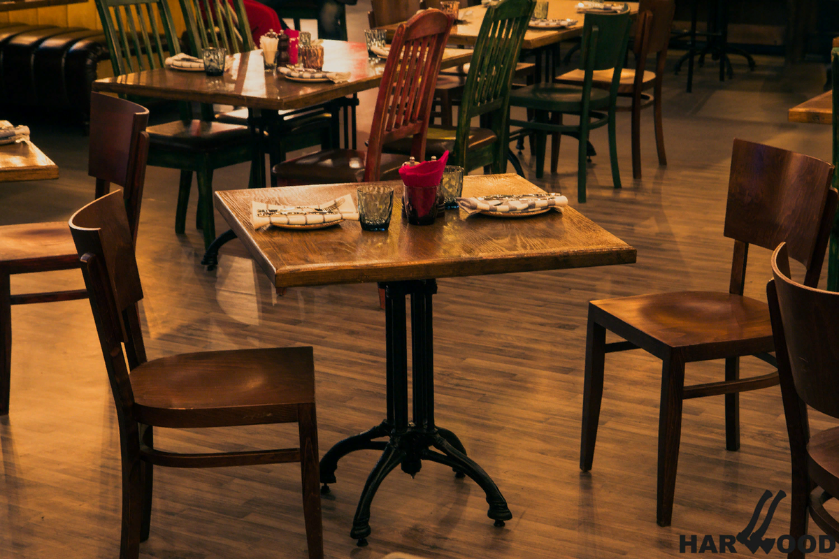 Деревянные кухонные столы и стулья. Столы и стулья для кухни. В зале стол и стулья. Стол альт фабрика юта. Стул уличный brooklyn.