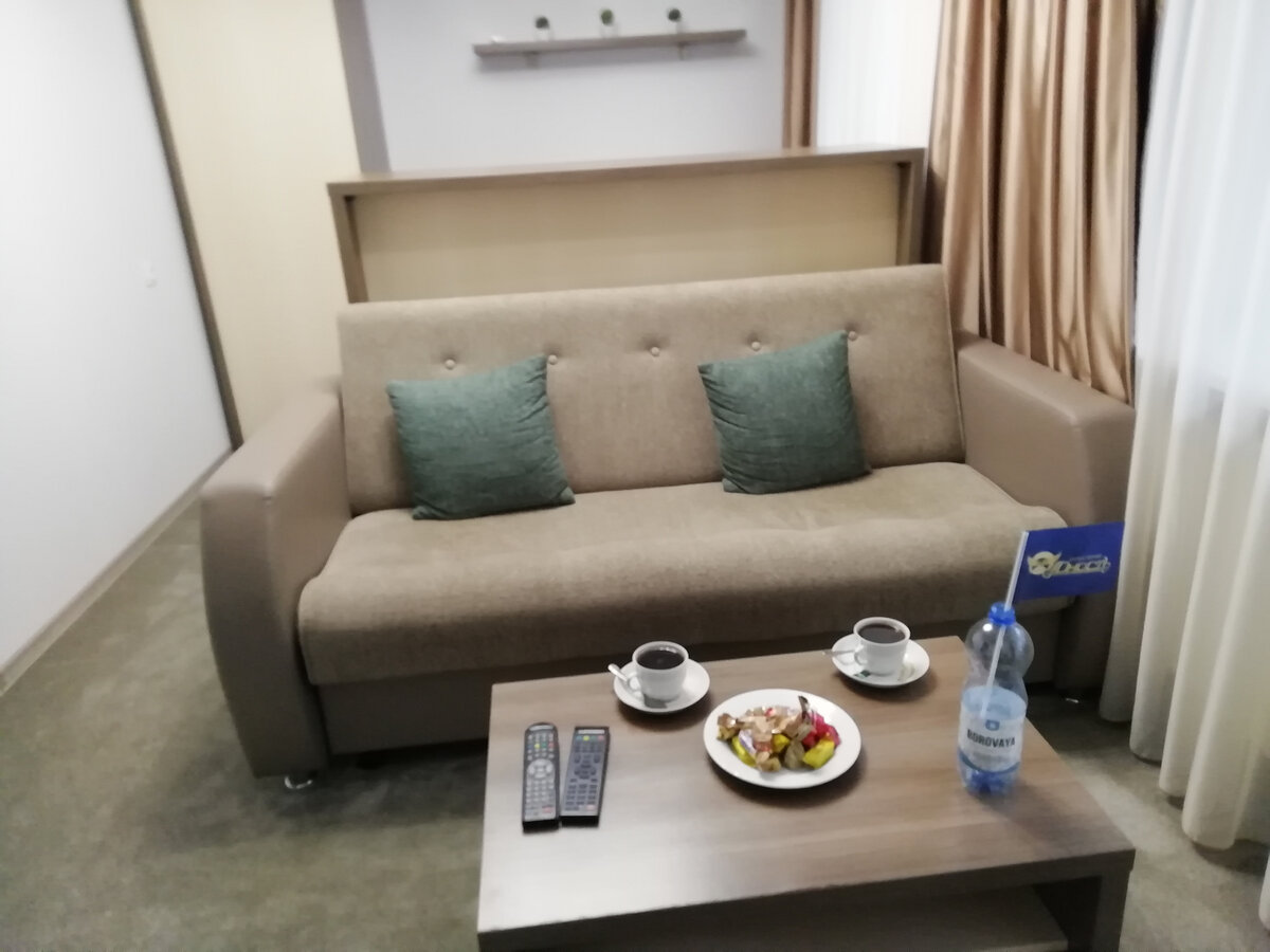 Вторая комната - с телевизором, большим холодильником в шкафу, барной стойкой, посудой, электро-чайником и выходом на большую лоджию. Все фото из личного архива.