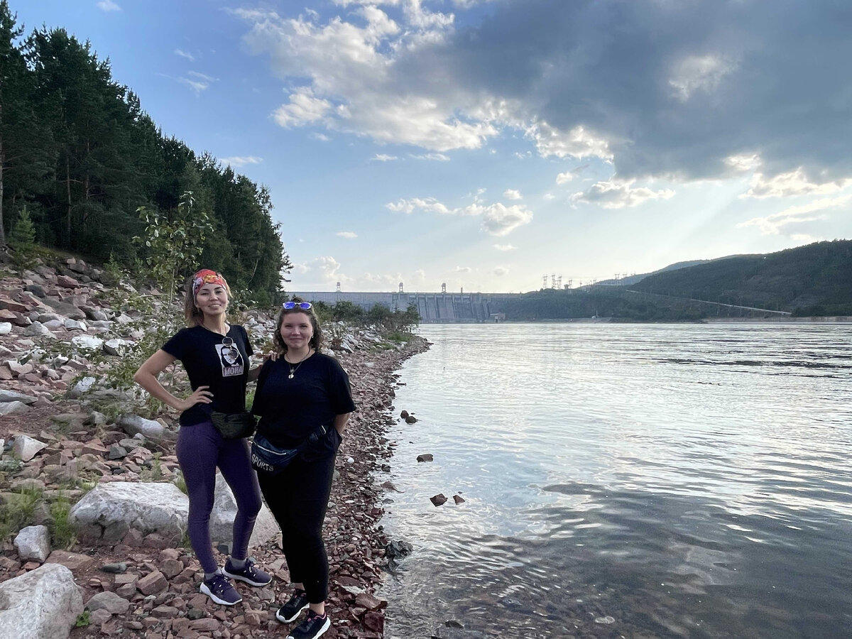 На берегу Енисея. Красноярская ГЭС.