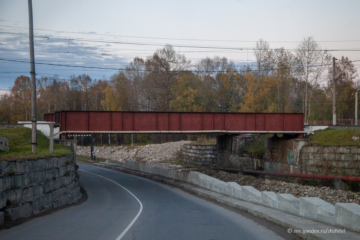 В Байкальске железная дорога проходит рядом с берегом Байкала