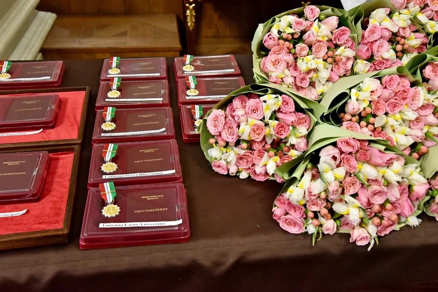 Десятки многодетных женщин Новосибирской области каждый год получают знак отличия от материнство. Фото: Правительство Новосибирской области 
