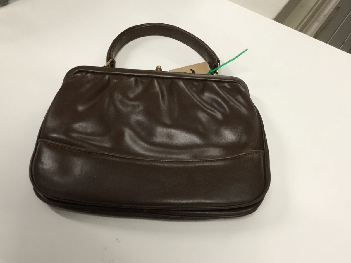 Кожаная сумочка практически новая. Размер 20x30 см. Мне жутко понравилась! Жаль мой стиль жизни «подразумевает» гораздо больший формат сумок, а то схватила бы… 