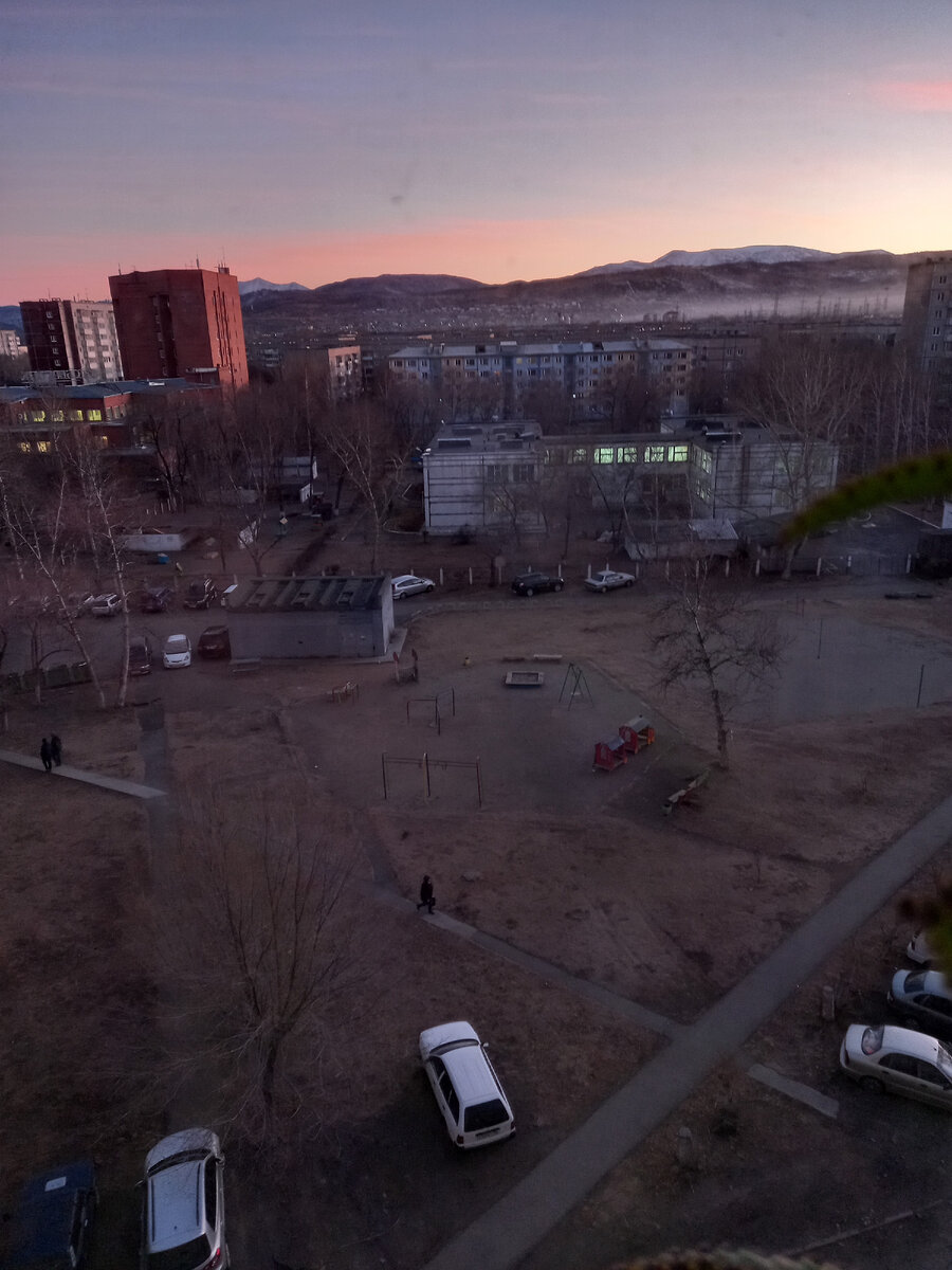 Вид из моего окна.  Дажеина горах снега почти нет. Фото сделано 01.12.2021.