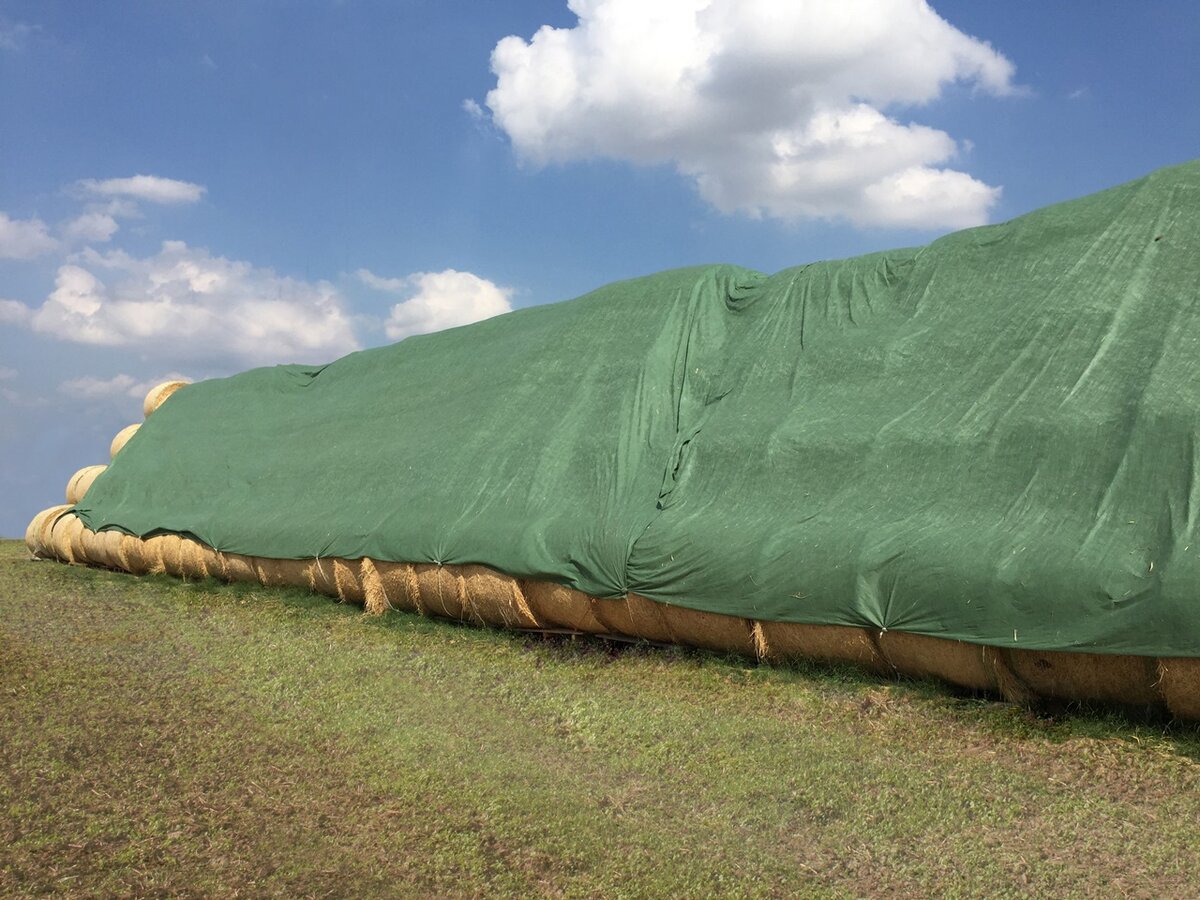 Накрытие скирды соломы укрывным флисом от Ланитэкс