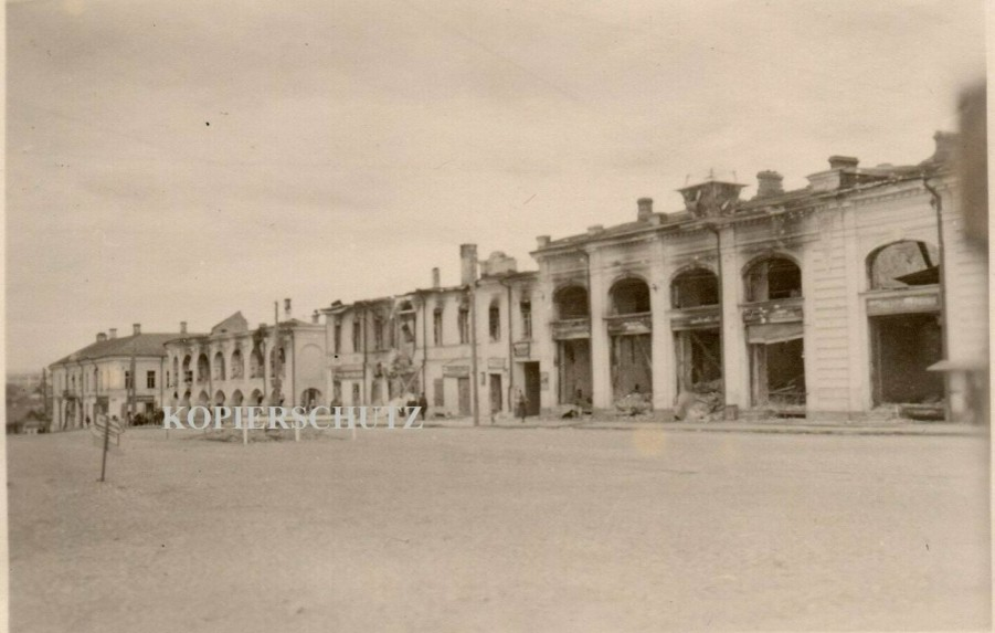 Сгоревшие после советской бомбежки торговые ряды. Фото из альбома 61.ID.