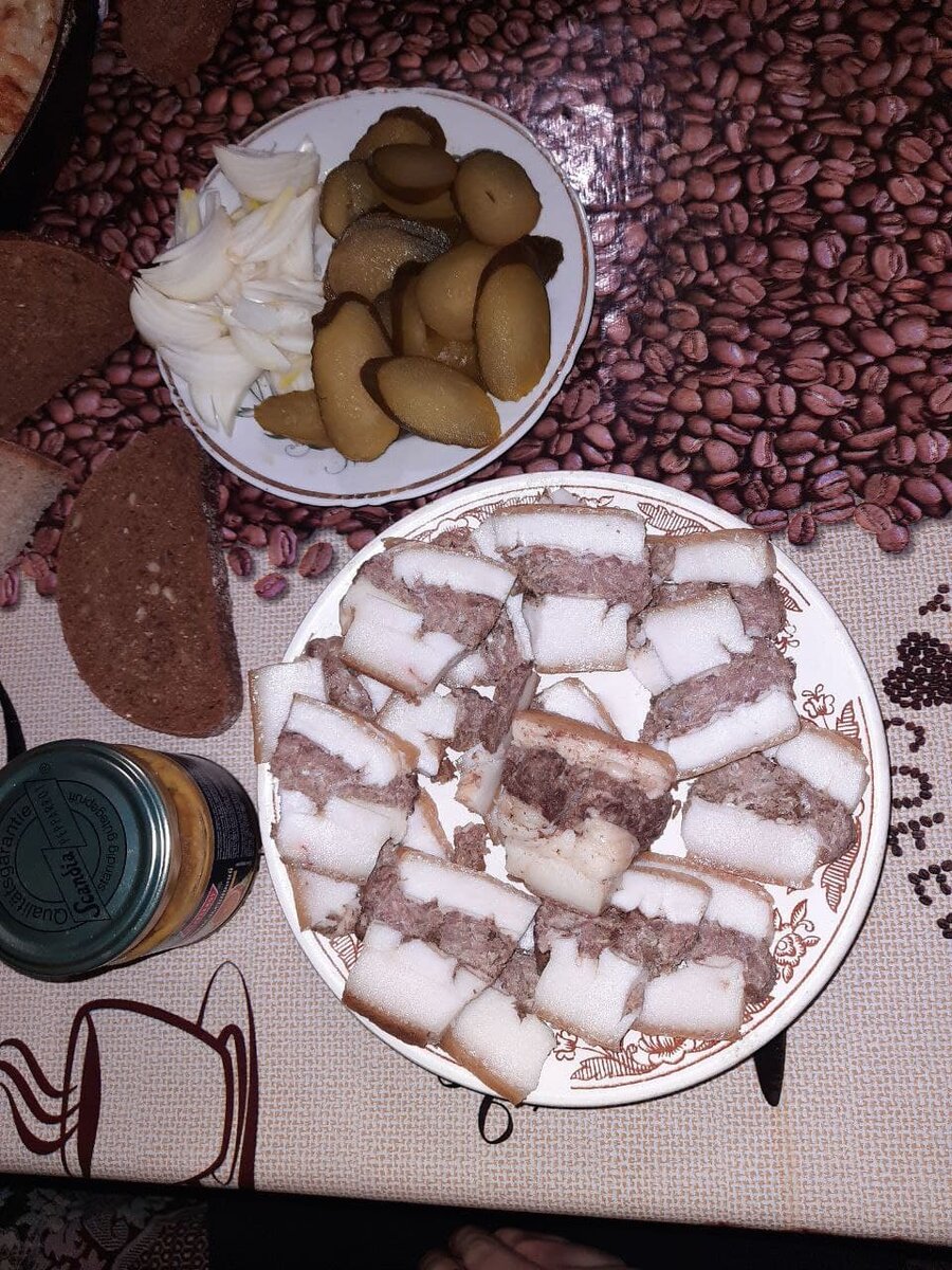 Хорошо сочетается с соленым огурцом, черным хлебом и горчичкой