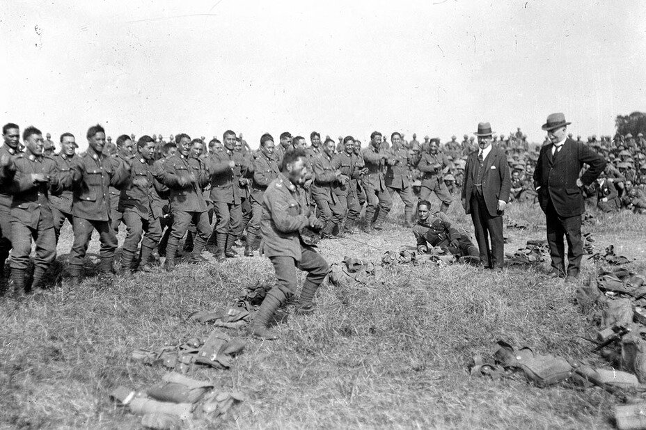 Первая мировая война. Франция, июнь 1918 года. Военнослужащие маорийского пионерного батальона, учавствовавшего в Галлиполийском сражении, исполняют хаку перед премьер-министром Новой Зеландии Уильямом Мэсси и вице-премьером Джозефом Уордом.
hemaoriahau.tumblr.com