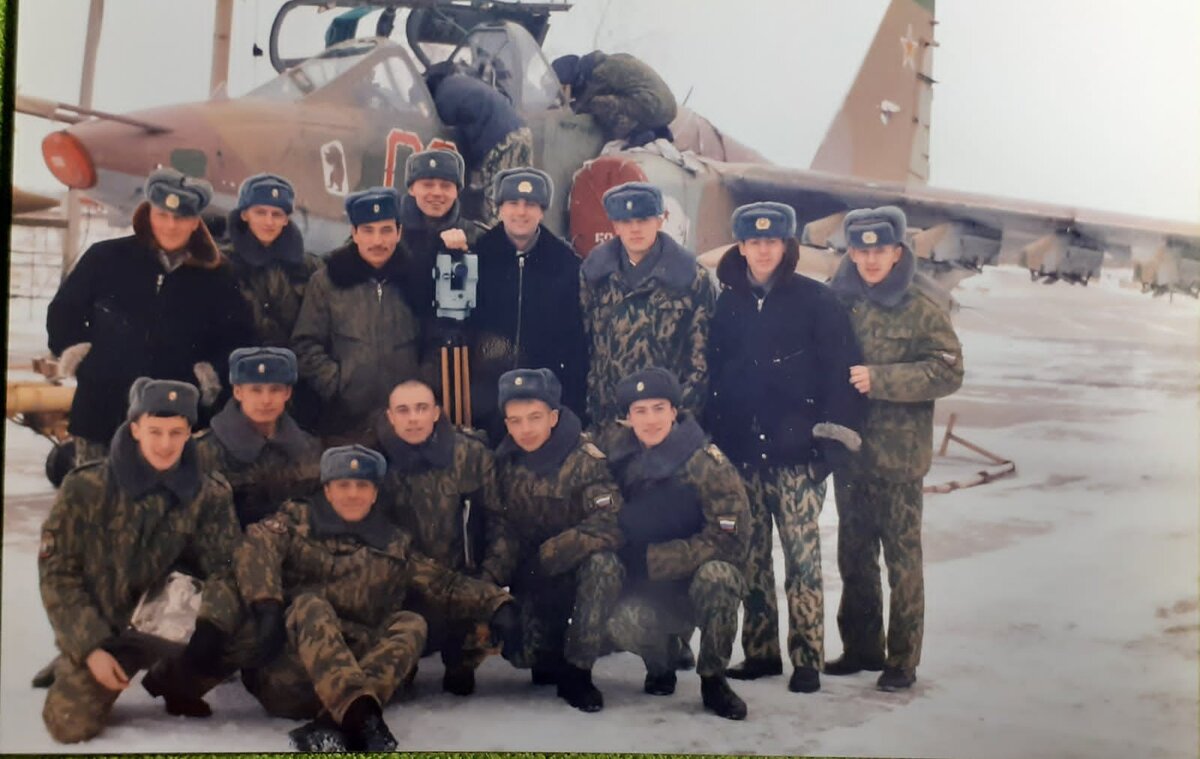 Просто общая фотография на фоне "Грача" . Борисоглебск 2001 год.