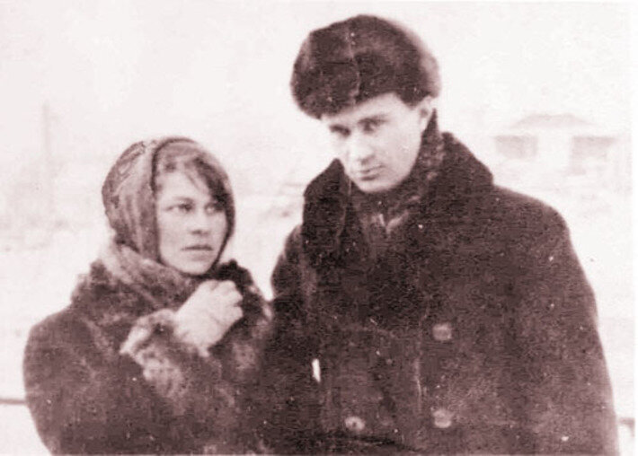 Начало книги «Что вы особачились на песню мою?» (Павел Васильев) // На фото: Павел Васильев и Галина Анучина (жена поэта). Их дочь Наталья – автор этой книги