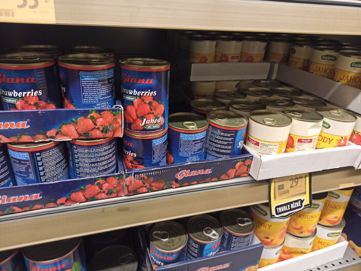 Там продается консервированная клубника