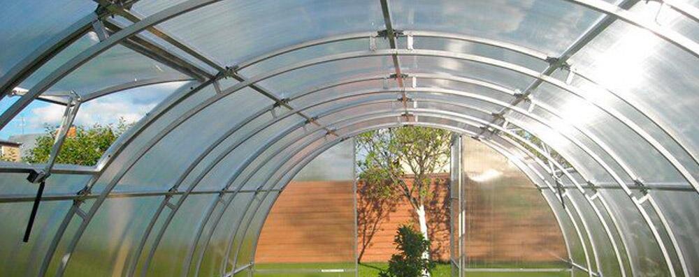 Иногда даже полностью открытых дверей в теплице недостаточно для хорошего проветривания теплицы