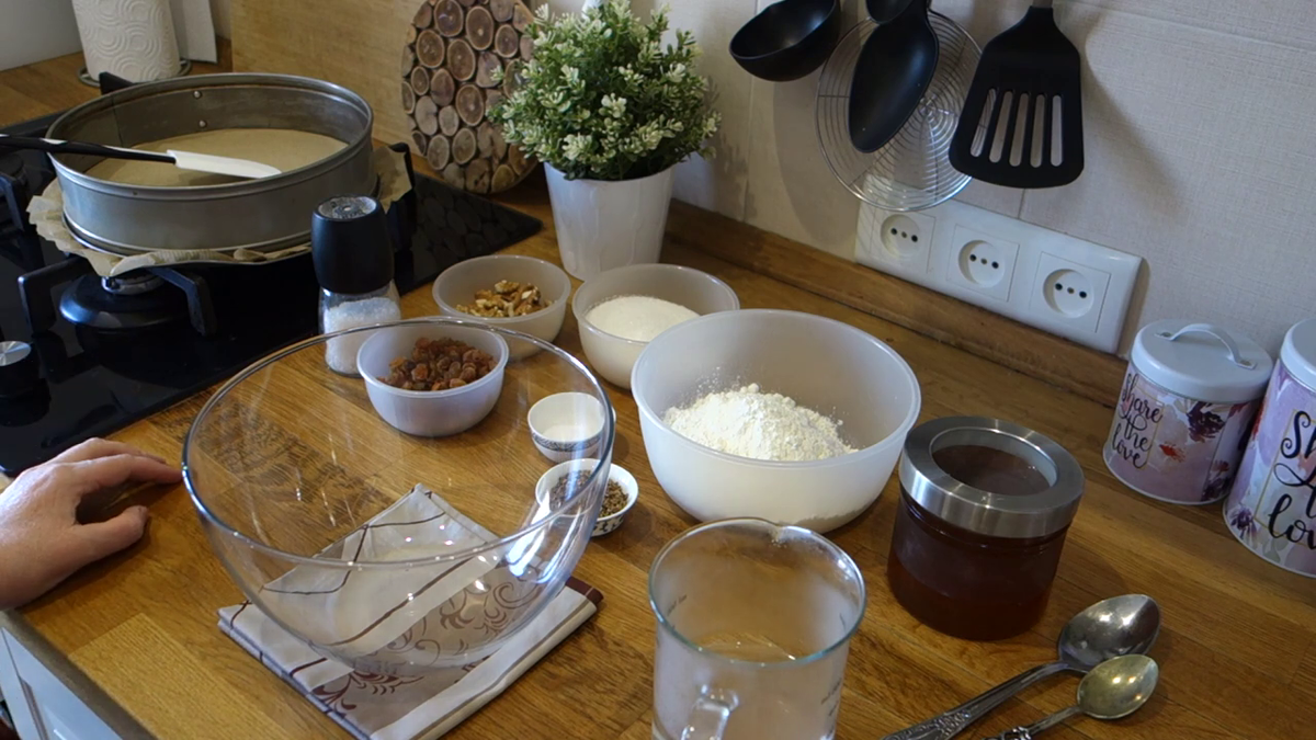 Выпекать при 180* около 35 минут (все зависеть будет от формы и духовки, до сухой палочки) Кофе растворить  в кипятке, орехи порубить.  В миску высыпаем сахар, соль, соду, выливаем кофе и перемешиваем.-2