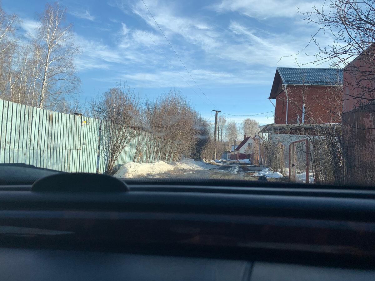 Вот эта херня на фоне деревьев.