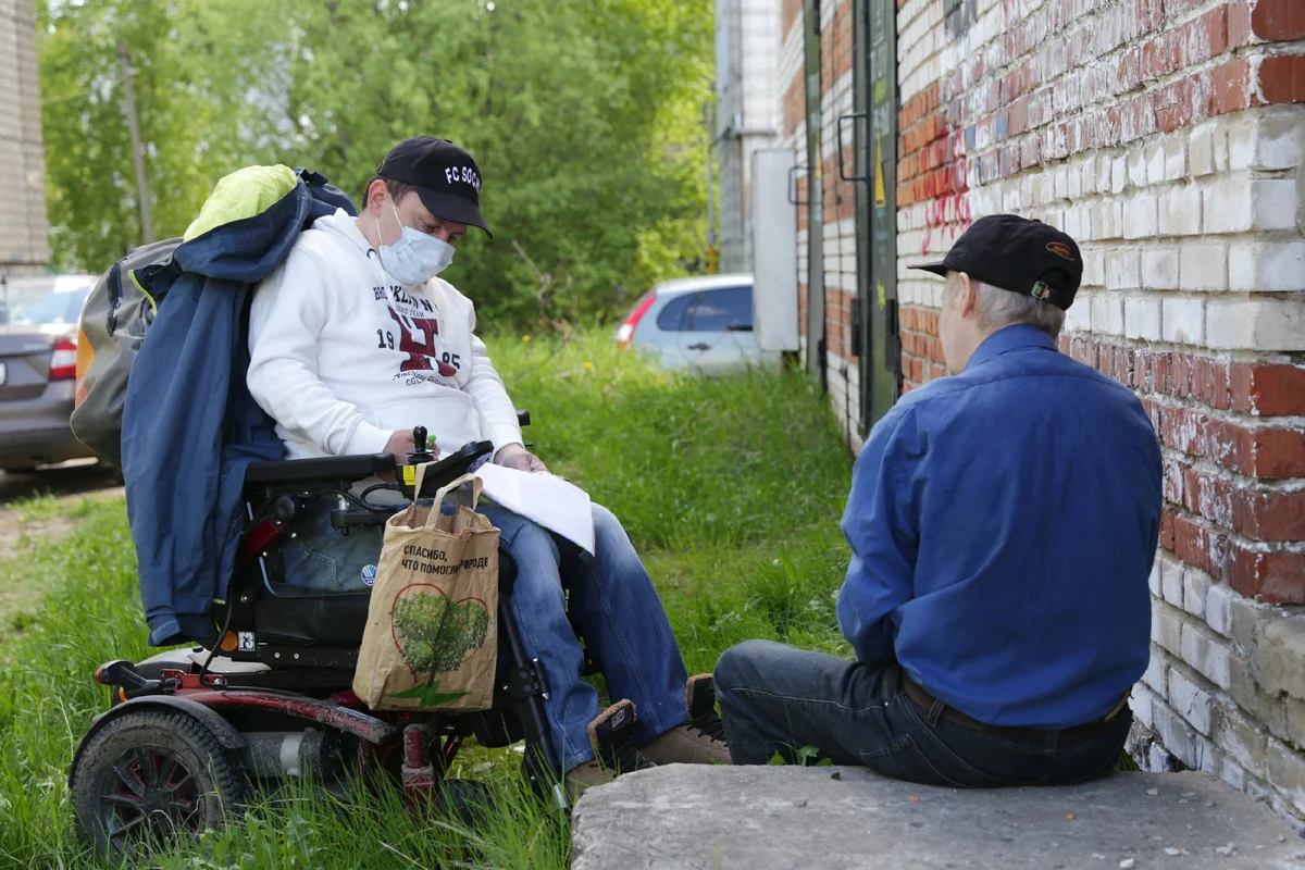 Илья Костин (слева) общается с бездомным, чтобы понять, в чем в первую очередь тот нуждается 