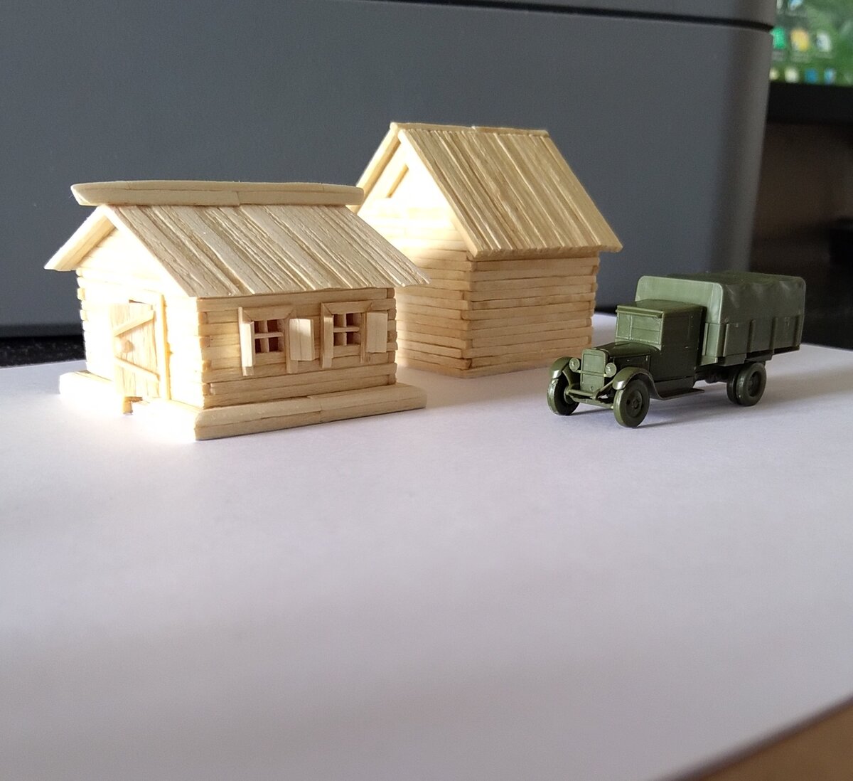 Неокрашенные модели из спичек и пластика в масштабе 1:100