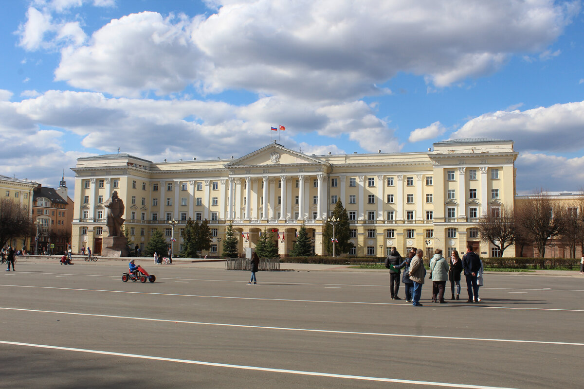 Смоленск центр площадь. Площадь ленина смоленск. Площадь ленина смоленск сцена. Площадь ленина смоленск. Институт памятник ленина смоленск.