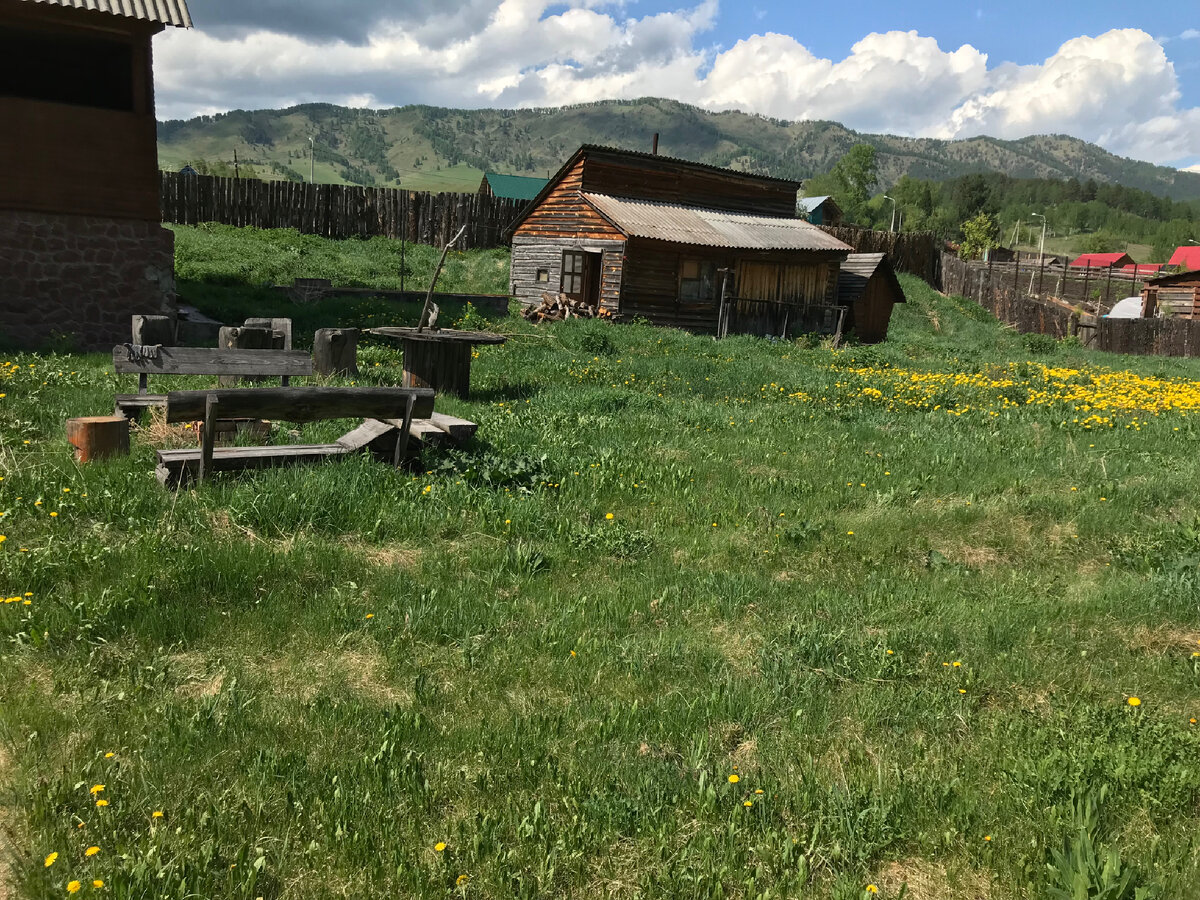 Слева часть дома, справа баня и сарай под одной крышей