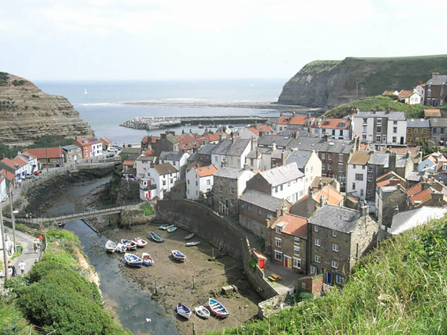 Приморская деревня Стейтес, где молодой Джеймс Кук учился на лавочника и познакомил его с морем. Через два года Кук присоединился к торговому флоту и был на пути к легендарной карьере в британском флоте.