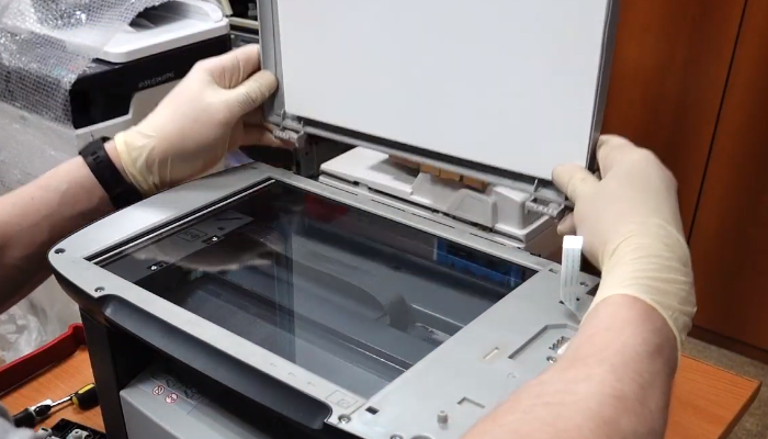 Фото 17. Снимаем крышку сканера