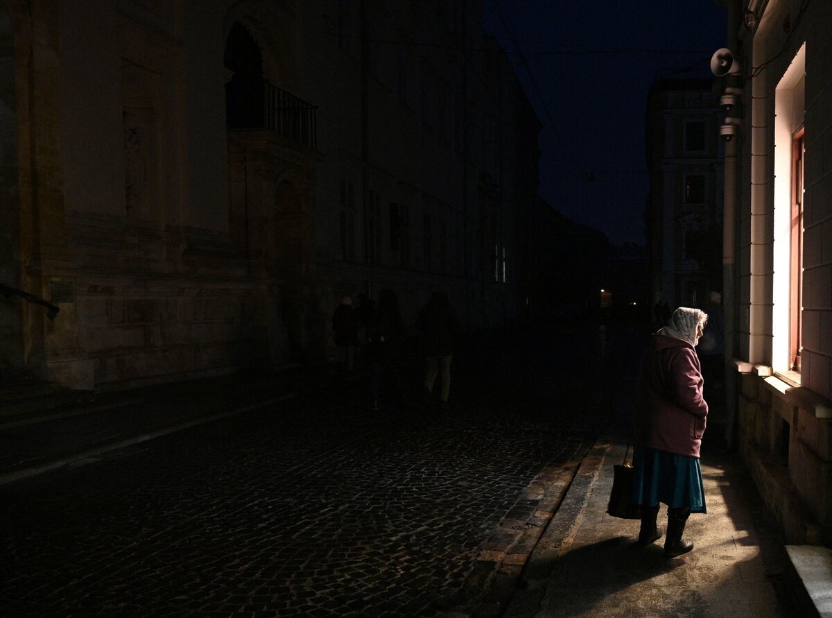 Улочки Львова 23 ноября. Фотограф: Юрий Дячишин/AFP/Getty Images
